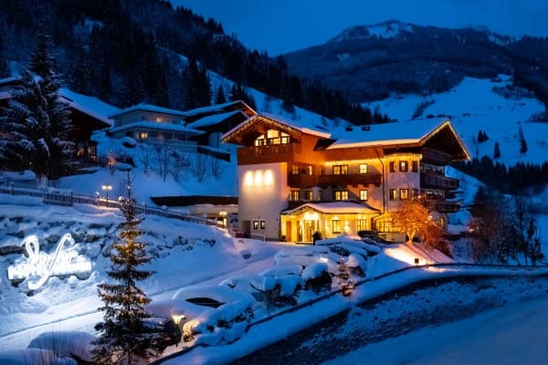 Hotel Dorfer Winteransicht