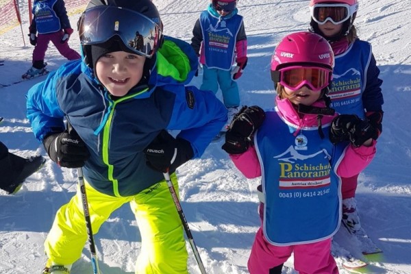 Romy und Luca beim Skifahren