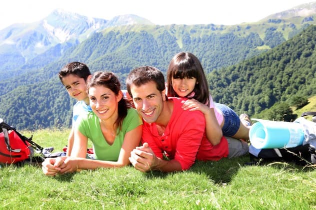 Familie am Berg beim Wandern