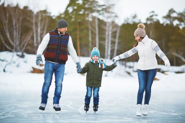 Familie beim Eislaufen