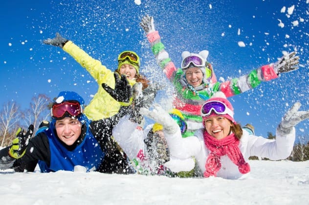 Familie hat gemeinsam Spa&szlig; im Schnee