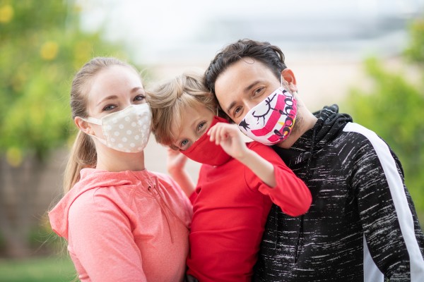 Familie mit Mund-Nasen Schutz