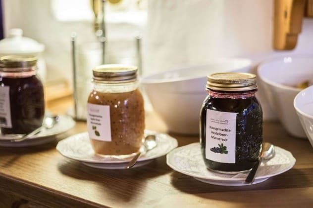 Fr&uuml;hst&uuml;cksbuffet im Hotel, selbstgemachte Marmeladen