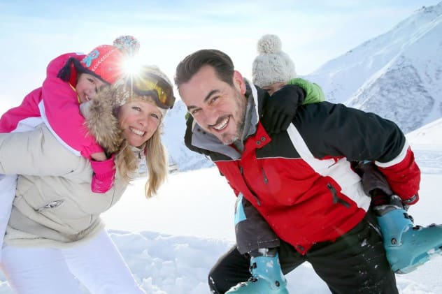 Gl&uuml;ckliche Familie im Winterurlaub