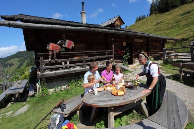 Jausnen mit der Familie auf der Almh&uuml;tte &copy; www.grossarltal.info