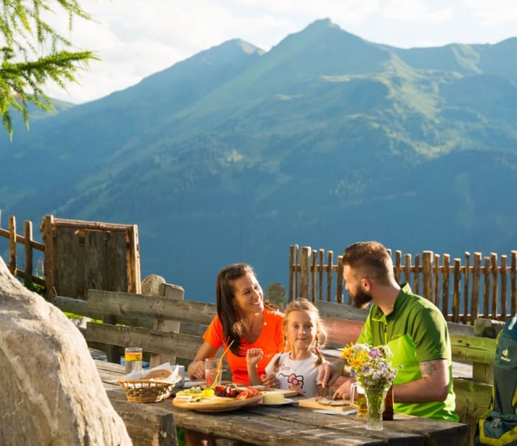 Einkehr auf der Almh&uuml;tte im Familienurlaub &copy; www.grossarltal.info