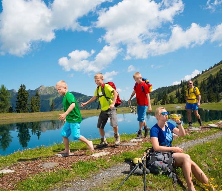 Kinder haben Spa&szlig; beim Wandern am Speicherteich &copy; www.grossarltal.info
