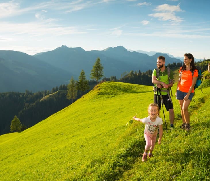 Hotel Dorfer im Sommer wandern im Tal der Almen