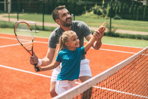 Tennis spielen mit der Familie