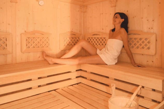 Frau entspannt in der Sauna im Hotel Dorfer