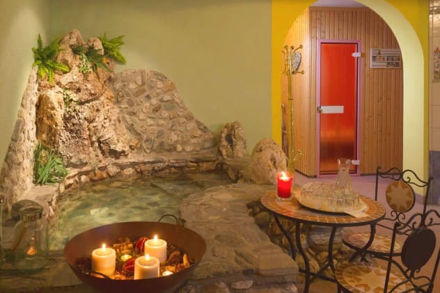 Familie am Berg beim Wandern