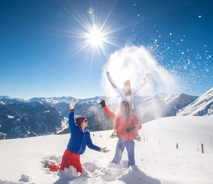 Spa&szlig; im Schnee im Familienurlaub &copy; Ski amad&eacute;